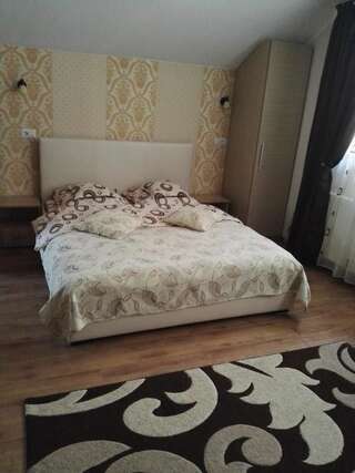 Отель Camere-Apartament Steyna Алба-Юлия Двухместный номер с двуспальной кроватью и дополнительной кроватью-5